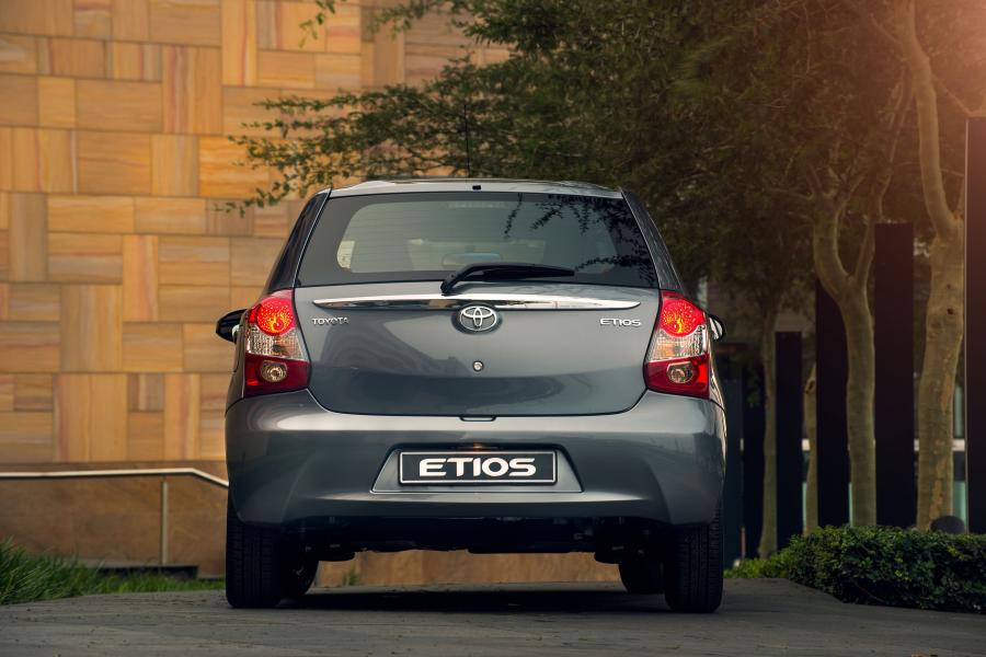  Toyota Etios Hatchback 2015 года  (ZA) (фото 8 из 16)